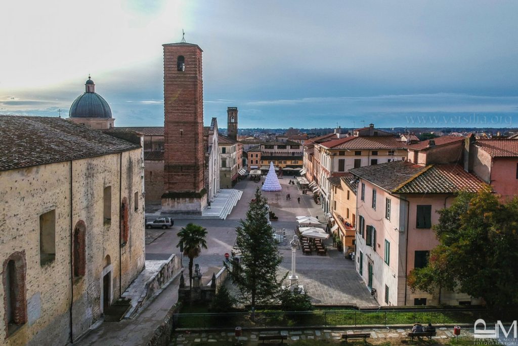 Piazza del Duomo di Pietrasanta in inverno
