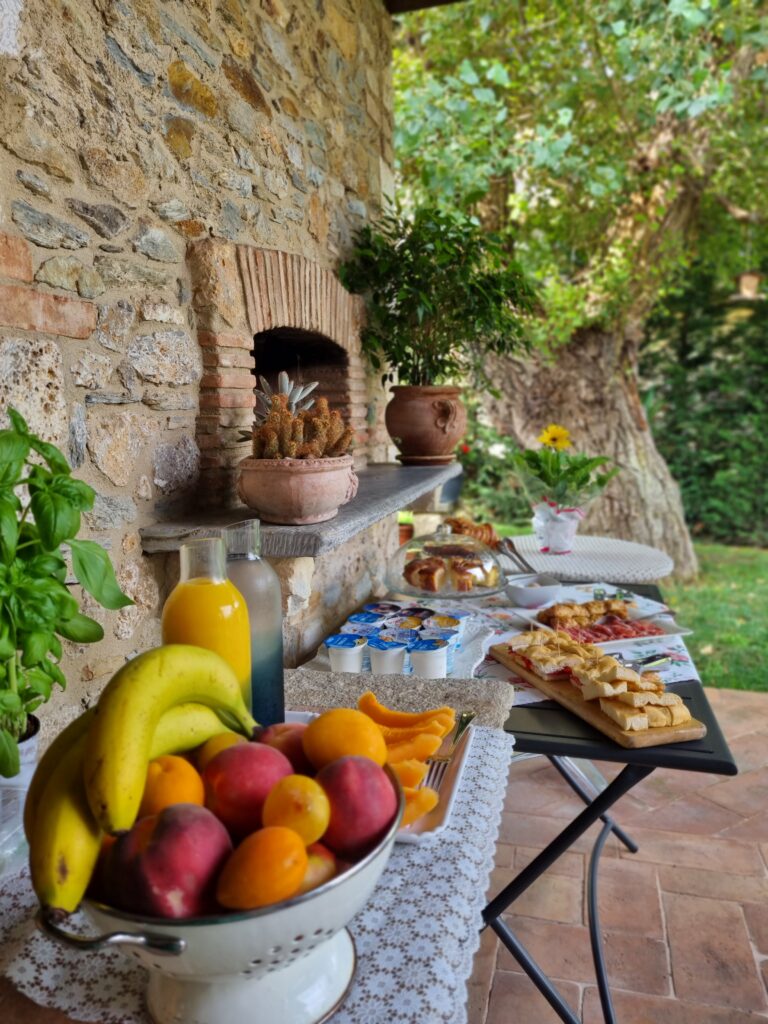 Colazione all’aperto del Casale 1918, B&B a Pietrasanta