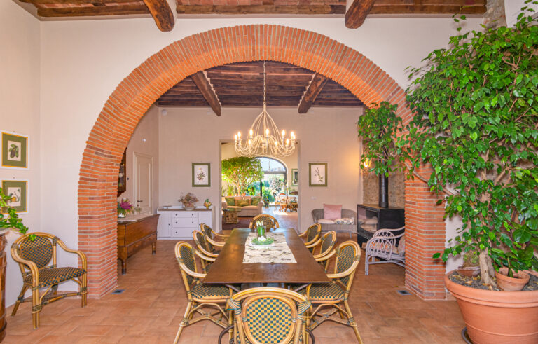 Sala colazione con arco in mattoni del Casale 1918, B&B a Pietrasanta