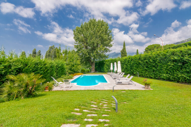 Esterni e giardino del Casale 1918, B&B a Pietrasanta