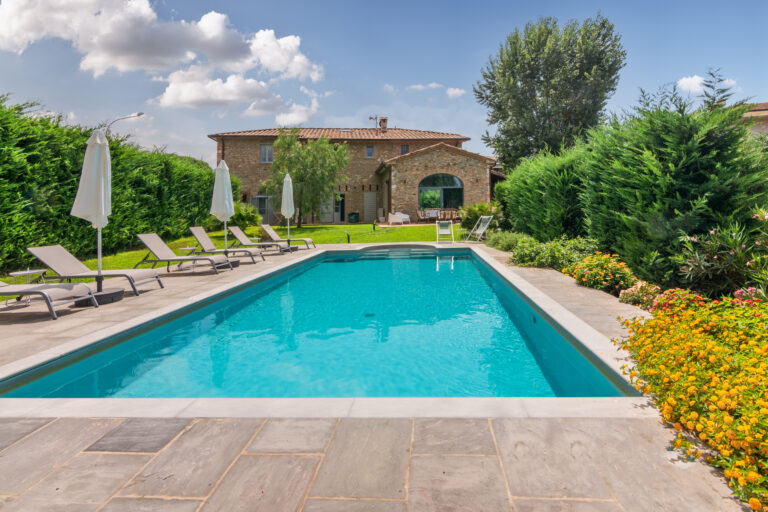 Piscina con lettini del Casale 1918, B&B a Pietrasanta