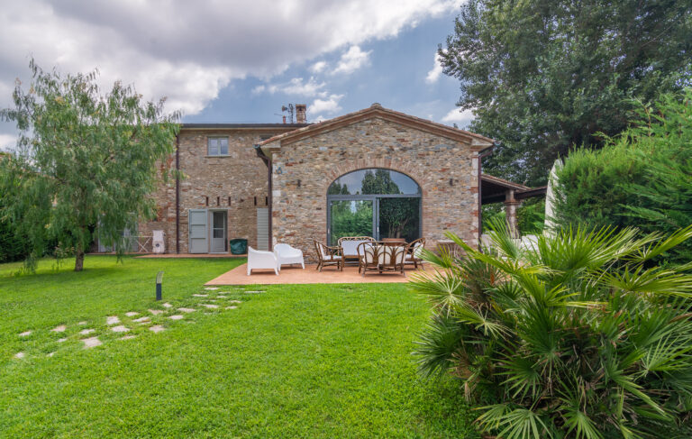 Esterni e giardino del Casale 1918, B&B a Pietrasanta