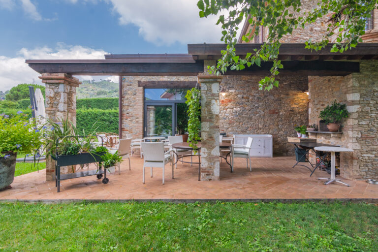 Esterni e giardino del Casale 1918, B&B a Pietrasanta