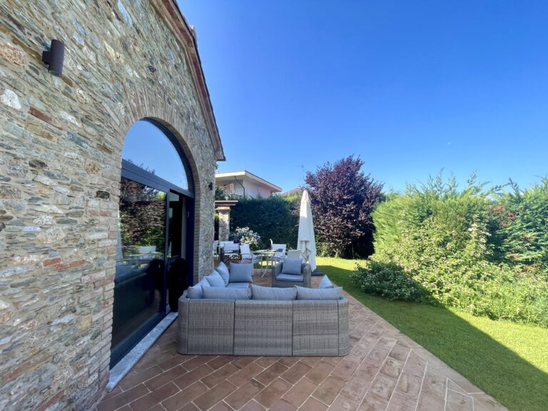 Esterni e giardino del Casale 1918, B&B a Pietrasanta