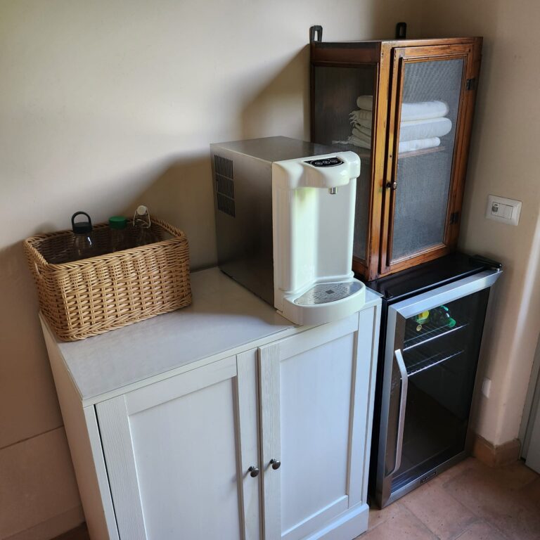 Distributore di acqua per gli ospiti del Casale 1918, B&B a Pietrasanta