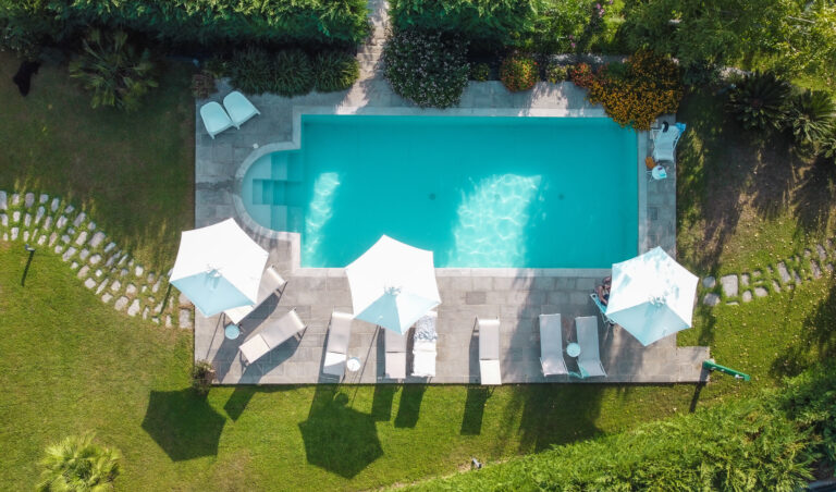 Vista dall’alto della piscina del Casale 1918, B&B a Pietrasanta