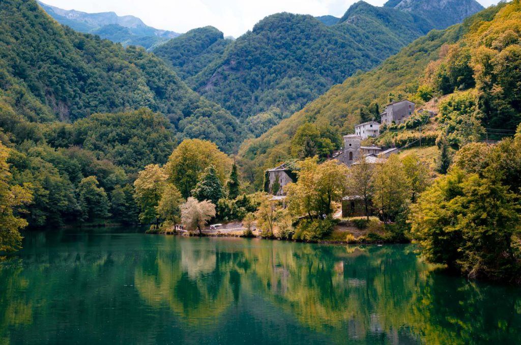 Borgo e lago tra le Alpi Apuane