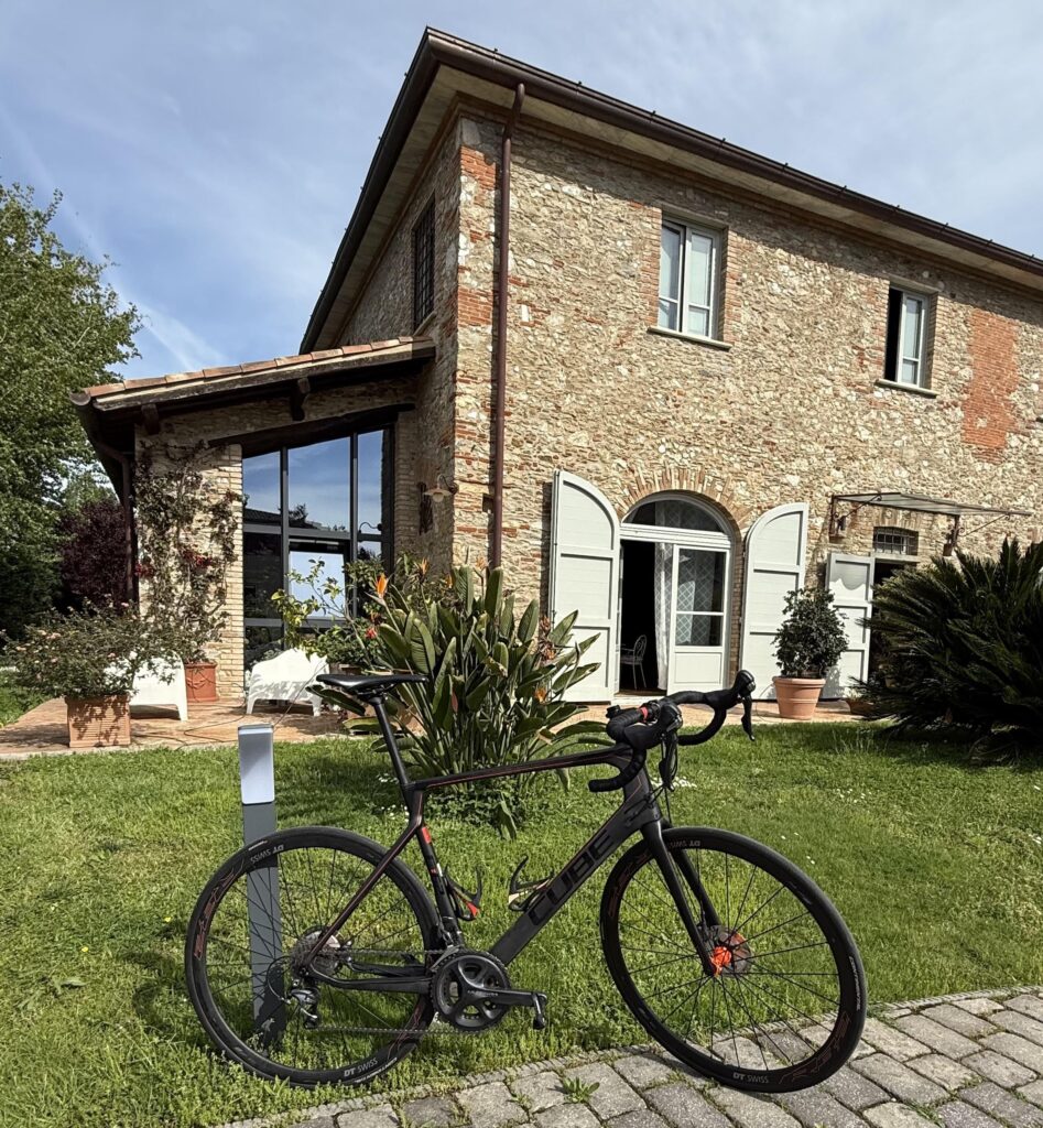 Bicicletta davanti al Casale 1918 a Pietrasanta