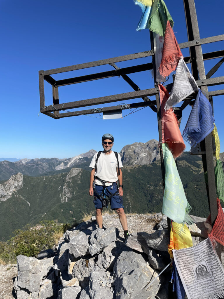 Escursionista in vetta sulle Alpi Apuane